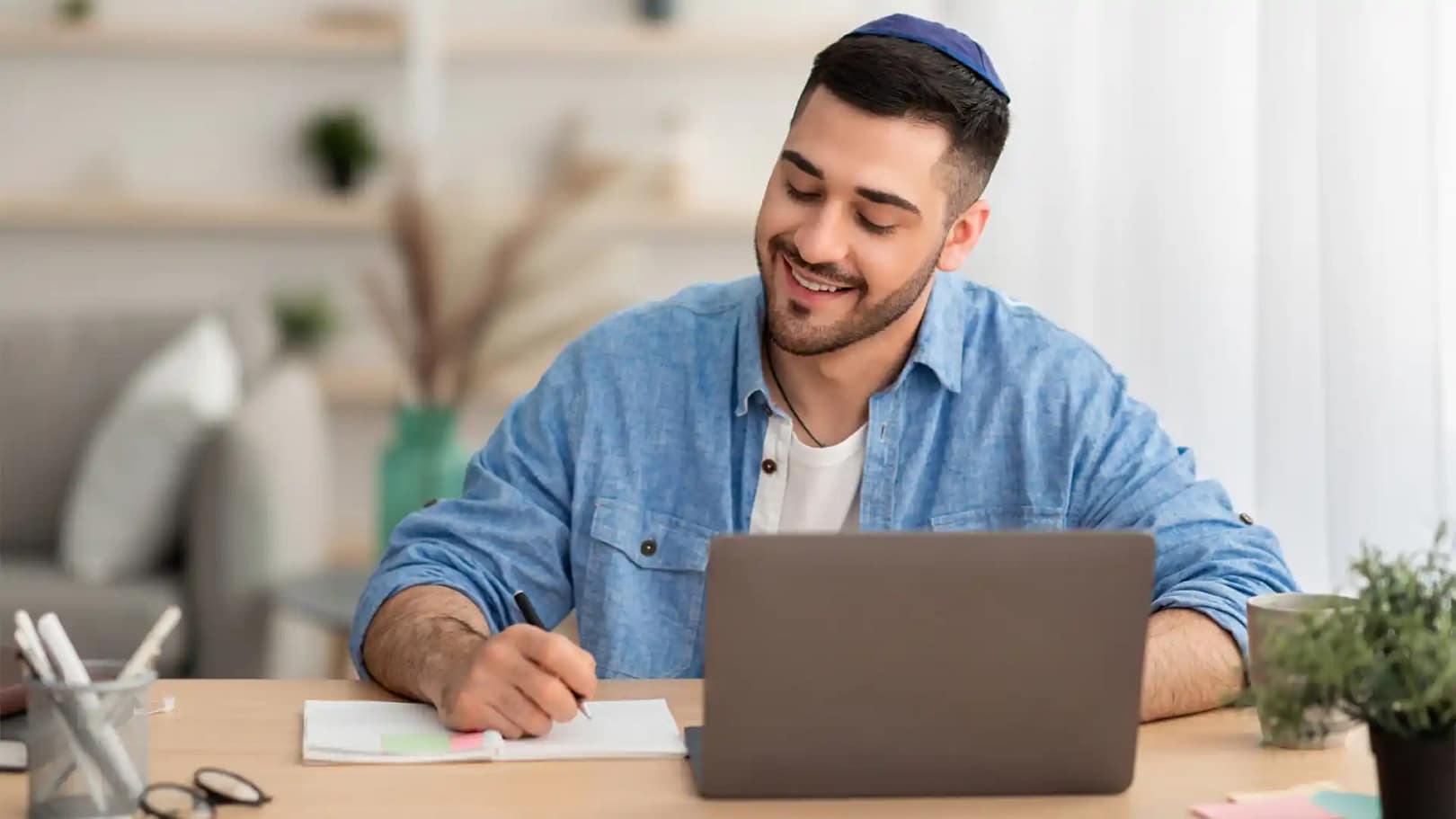 man-studying-online