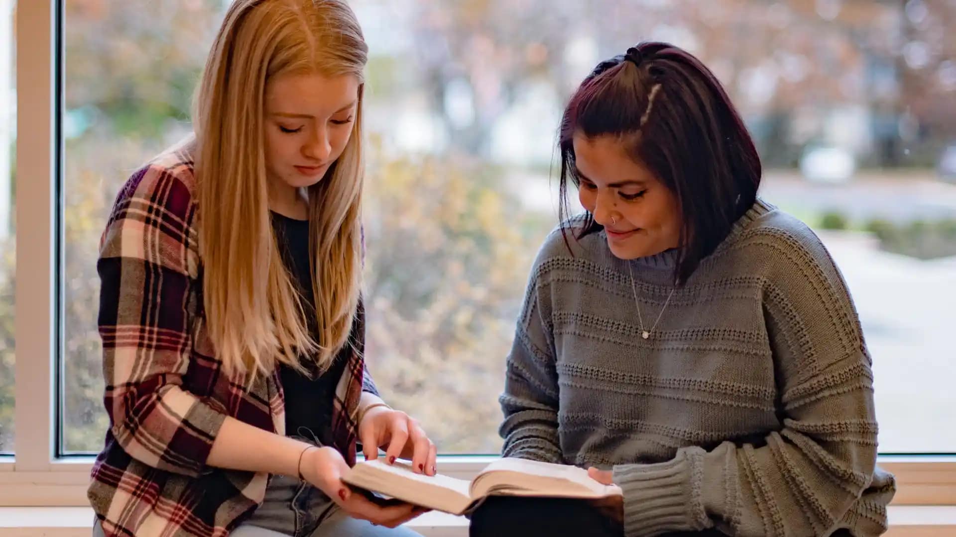 Leadership and Ministry students reading Bible